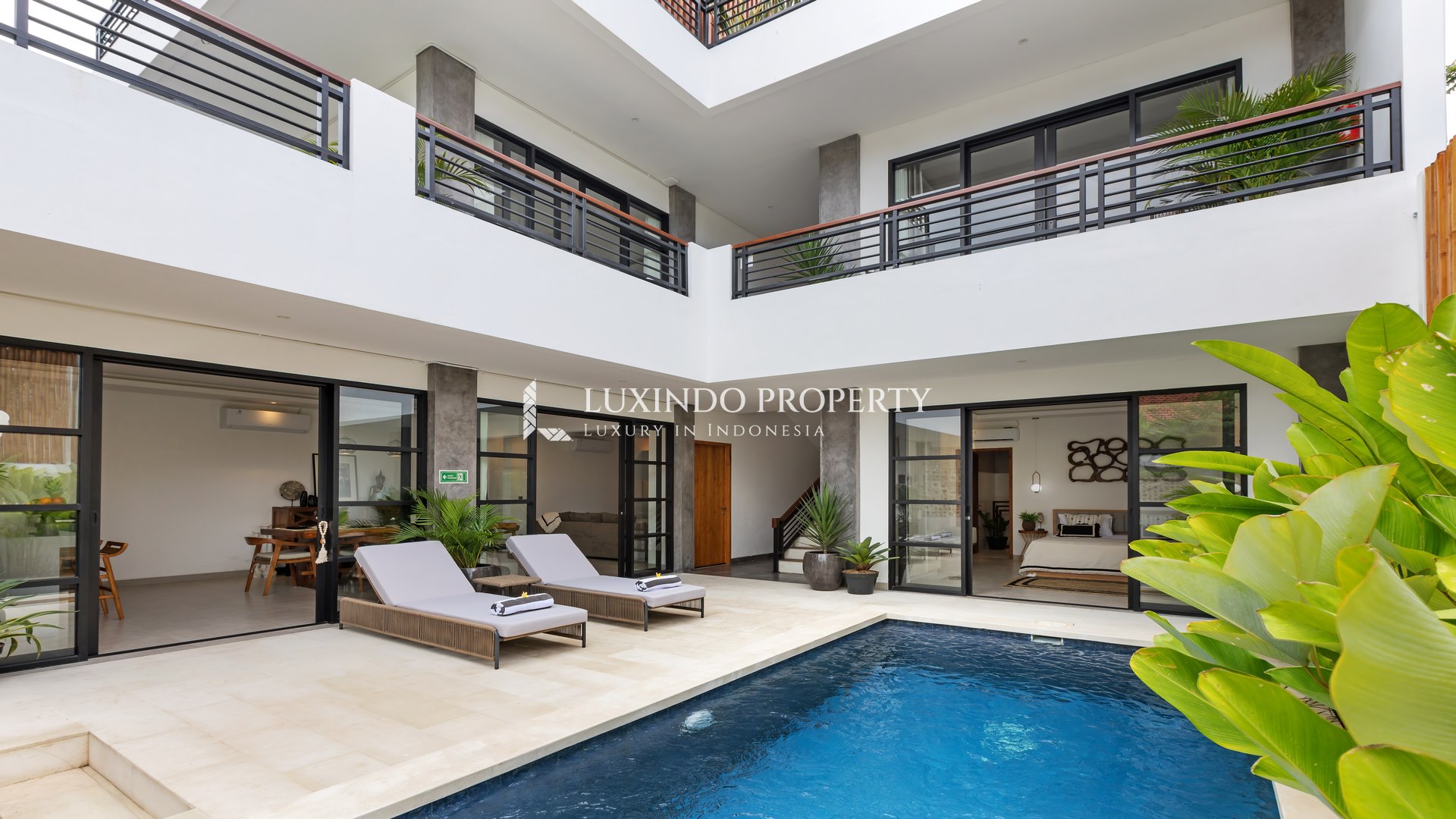 PERERENAN - MODERN LUXURY 3-BEDROOM VILLA WITH ROOFTOP BAR & JACUZZI (RV492)